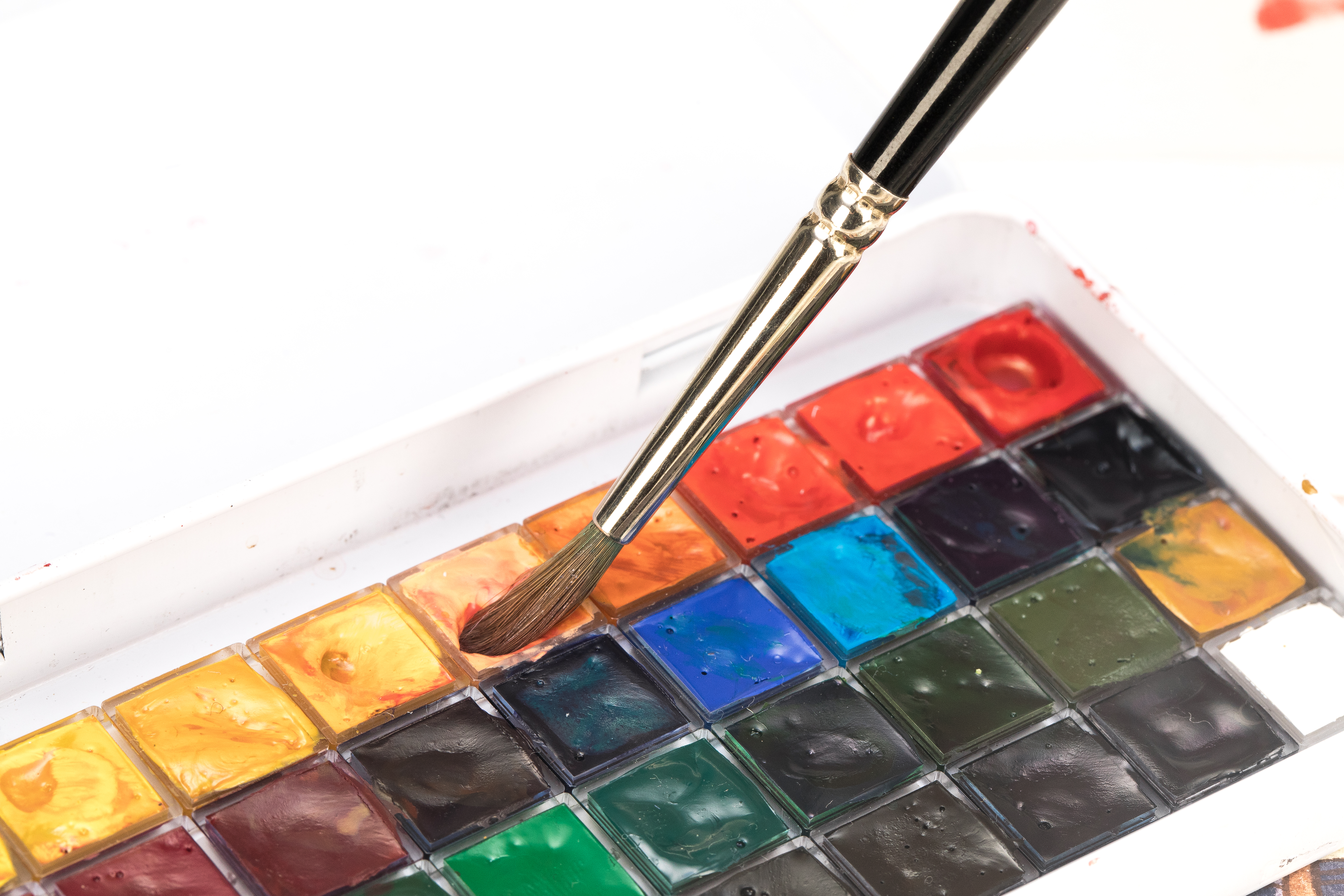 What are the performance requirements of inorganic pigments?